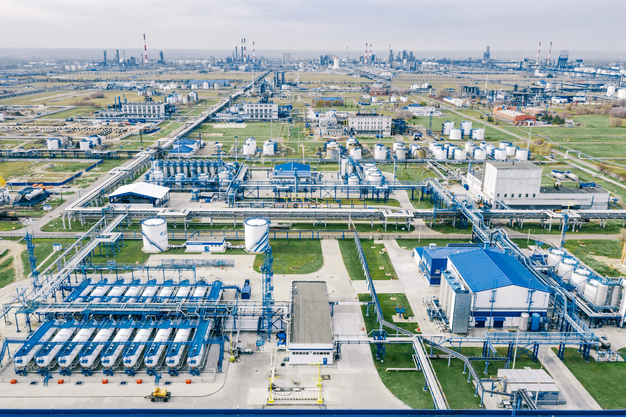 Gazpromneft-Lubricants madeni yağ üretim tesisi, Rusya — havadan görünüm