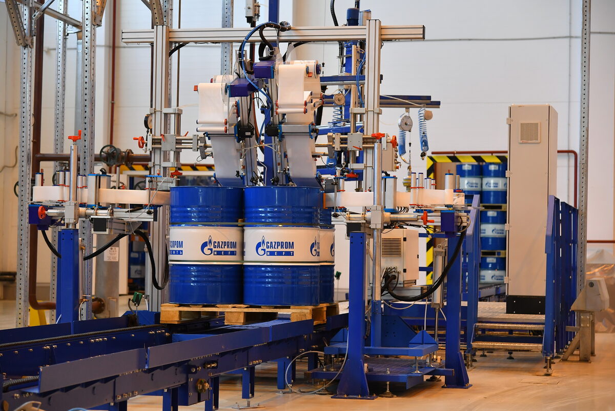 Gazpromneft-Lubricants üretim tesisi ve kalite kontrol