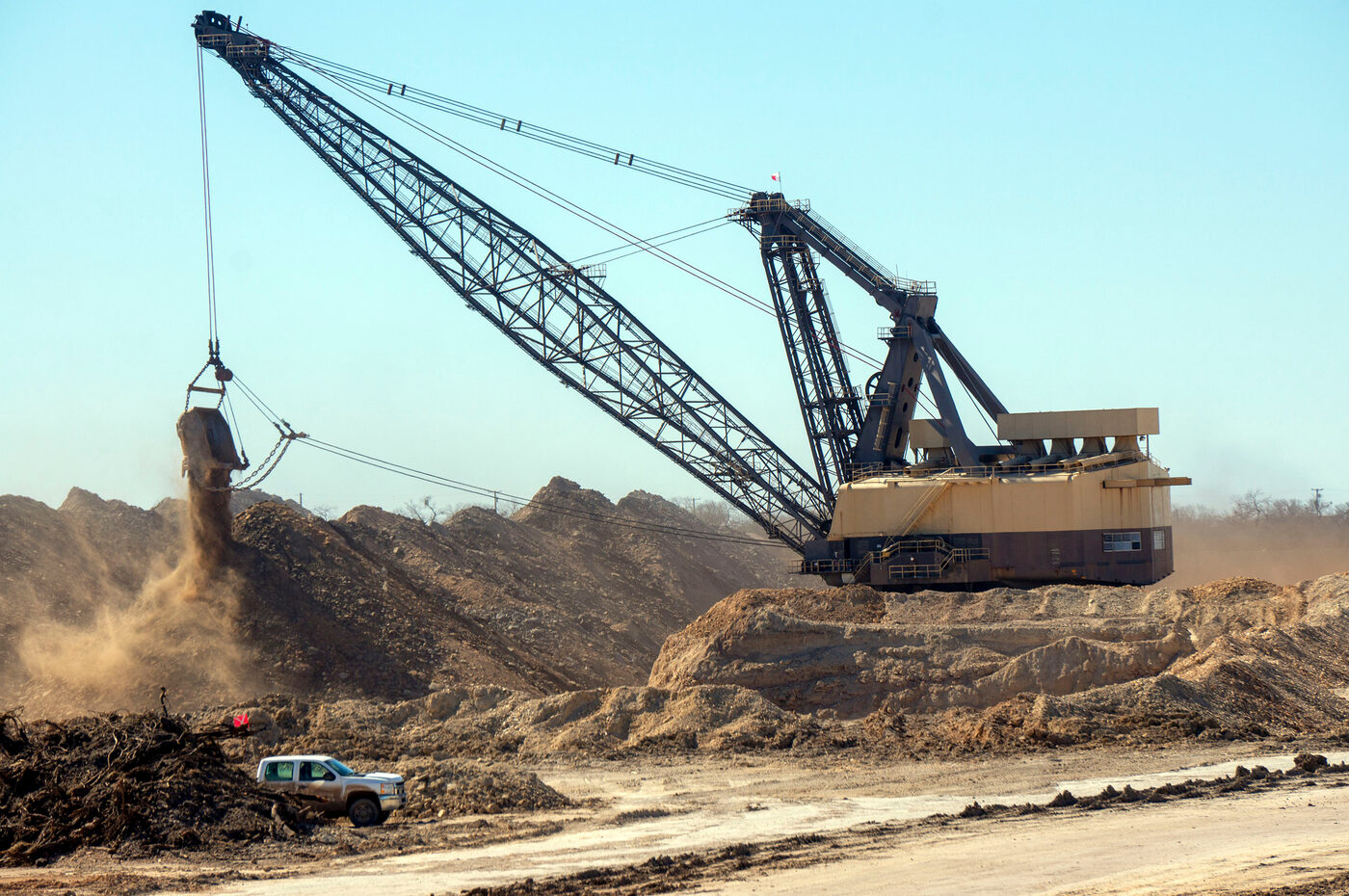 Açık ocak madenciliğinde çalışan dragline ekskavatör